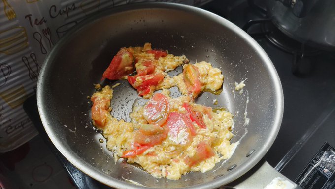 パスタ切らしてたから うどん入れた

トマトを多めのオリーブオイルと塩胡椒で軽く炒め溶き卵を入れて うどんを入れて パセリとオリーブオイルかけて完成 