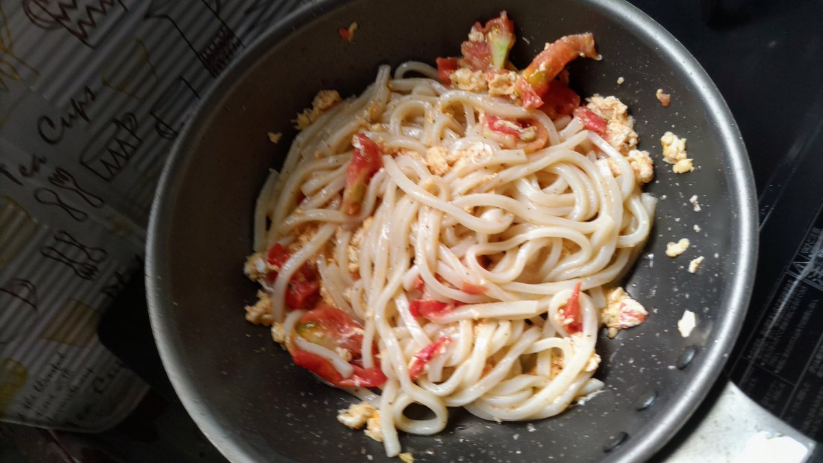 パスタ切らしてたから うどん入れた

トマトを多めのオリーブオイルと塩胡椒で軽く炒め溶き卵を入れて うどんを入れて パセリとオリーブオイルかけて完成 