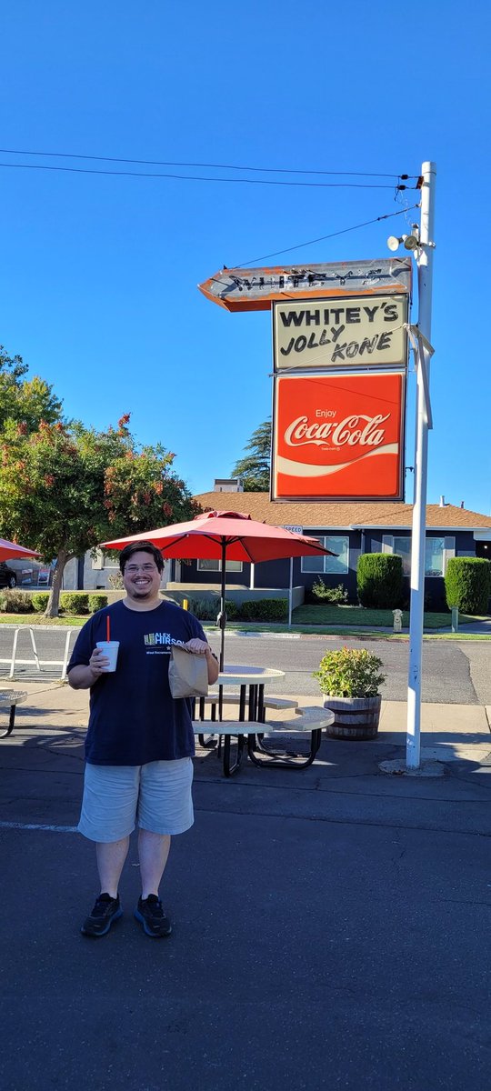 Alex_Hirsch's tweet photo. Walking hundreds of homes and talking with my neighbors about my campaign and vision for #WestSacramento can really work up an appetite!
Good thing #WestSac Council District 4 includes Whitey's - home of the best milkshakes in town!
#PeachShake
#IfYouKnowYouKnow
#WestSacProud https://t.co/SMWx0PdSKh