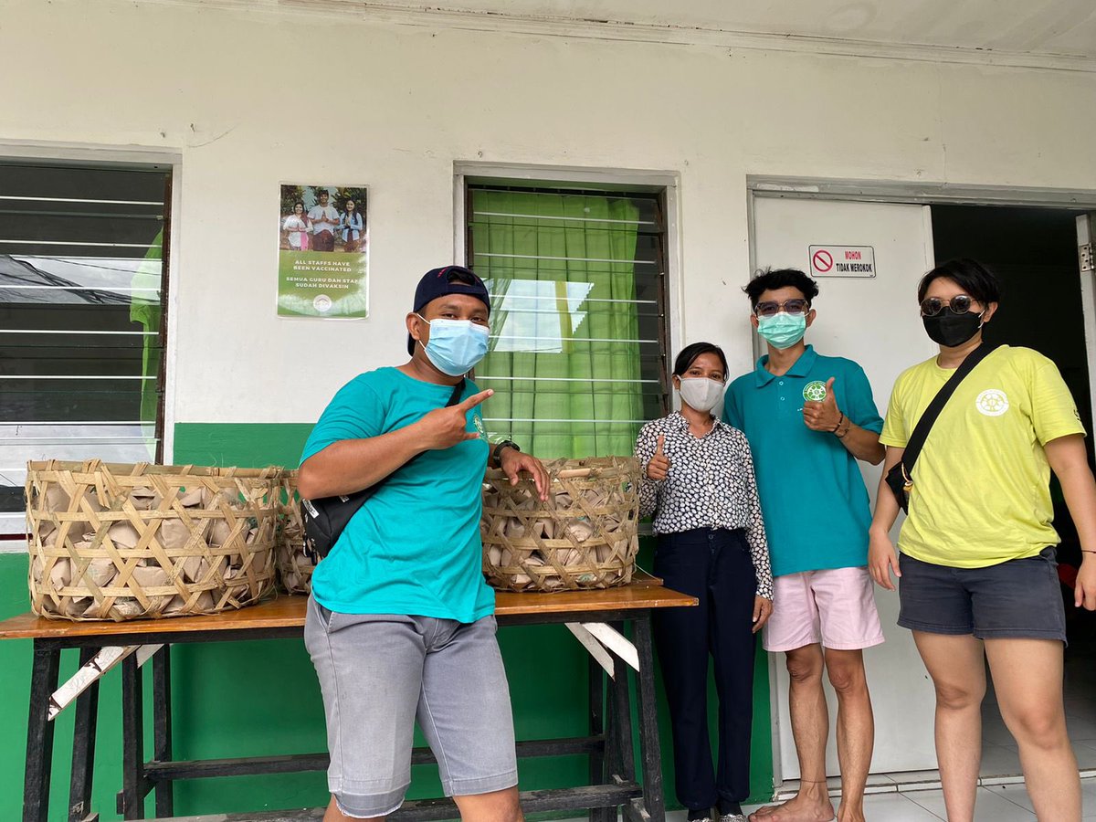 SOS_Bali's tweet photo. Sharing food with another human being is an intimate act that should not be indulged in lightly.
#sharingiscaring #sharingfood #helpinghands #zerowaste #zerofoodloss #sos #bali #indonesia https://t.co/AzHFVqIIcX