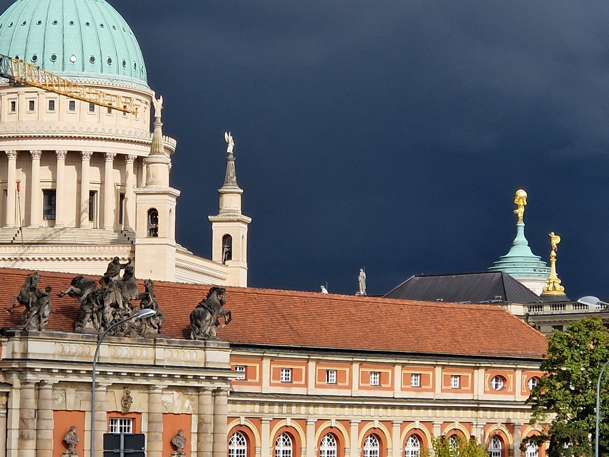 Bedrohliches braut sich zusammen.