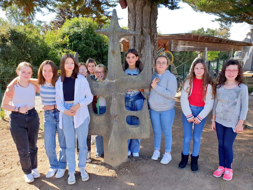 SVTBeaumanoir's tweet photo. Au #clubnature : #Engrais à partir de peau banane pour notre cerisier. Réalisation de bouquets de #lavande. Réflexion autour de notre œuvre et inscription au #concours "Une œuvre 1 % dans mon collège : 1 pour 100, tous pour 1" https://t.co/Gz0xxZS62O