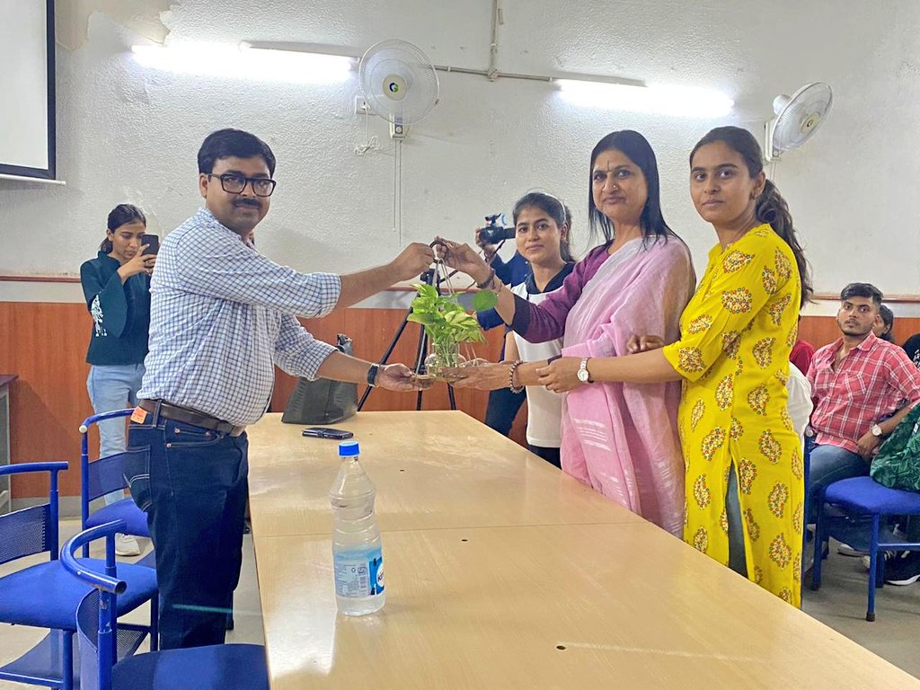 NssRamjas's tweet photo. A seeding awareness event in collaboration with Mindful souls – “A Journey to An Aware Mind With Mindful Souls” was organised by NSS Ramjas Unit on 19th September in seminar room with speaker Mr. Sitender Sehrawat Sitender who carries the torch of Awareness, Love and Joy.✨🌱 https://t.co/v8wHmZl7mH