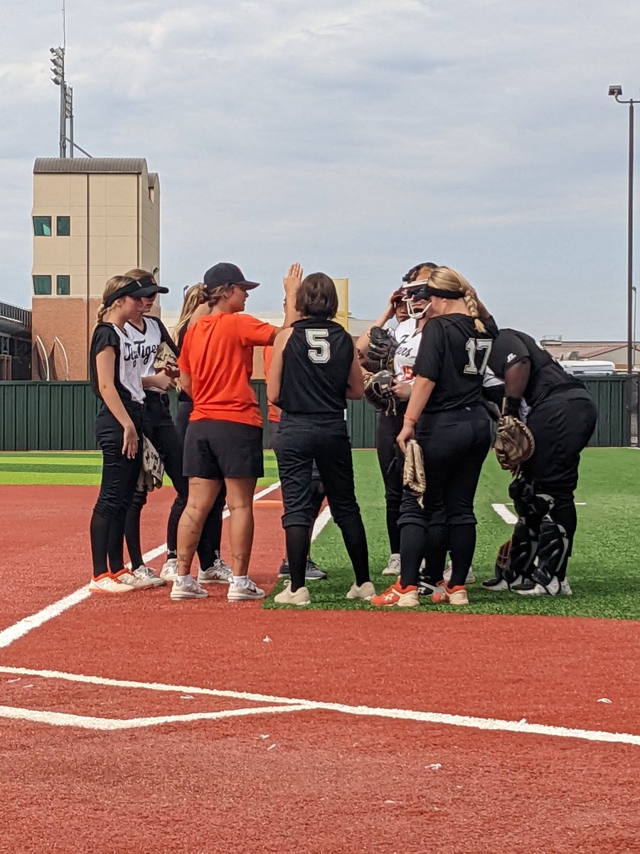 jnell_lane's tweet photo. Y'all! Let me brag on @NormanSoftball JV.. They came to flat out play ball today PERIODT! They are the walking definition of TEAM. They dominated Blanchard 10-1, & ended a 70min 5in game vs a stellar Moore team, 1-1. Gosh I ❤️ them! #HighPride #TheFuture 🖤🧡🥎🐅 https://t.co/IVRCt3gKRP