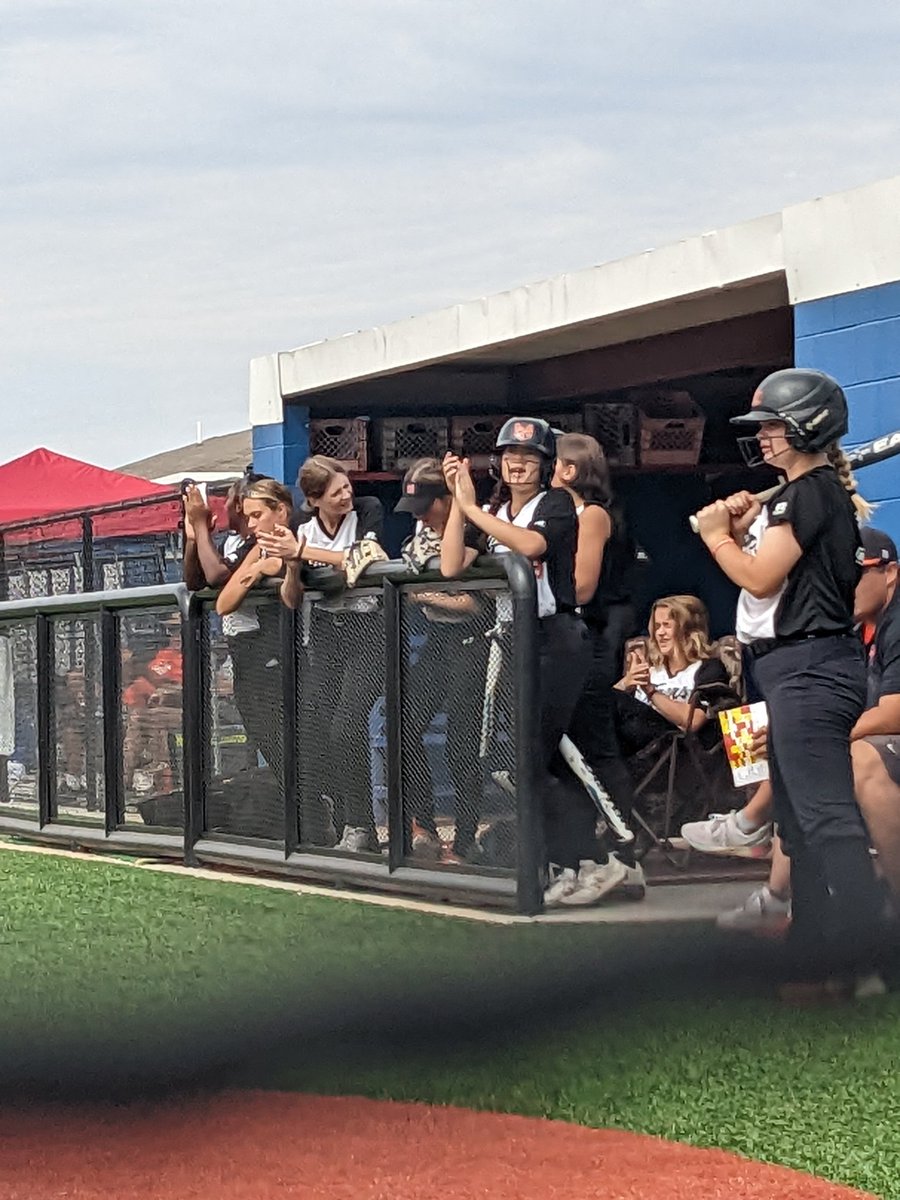 jnell_lane's tweet photo. Y'all! Let me brag on @NormanSoftball JV.. They came to flat out play ball today PERIODT! They are the walking definition of TEAM. They dominated Blanchard 10-1, & ended a 70min 5in game vs a stellar Moore team, 1-1. Gosh I ❤️ them! #HighPride #TheFuture 🖤🧡🥎🐅 https://t.co/IVRCt3gKRP