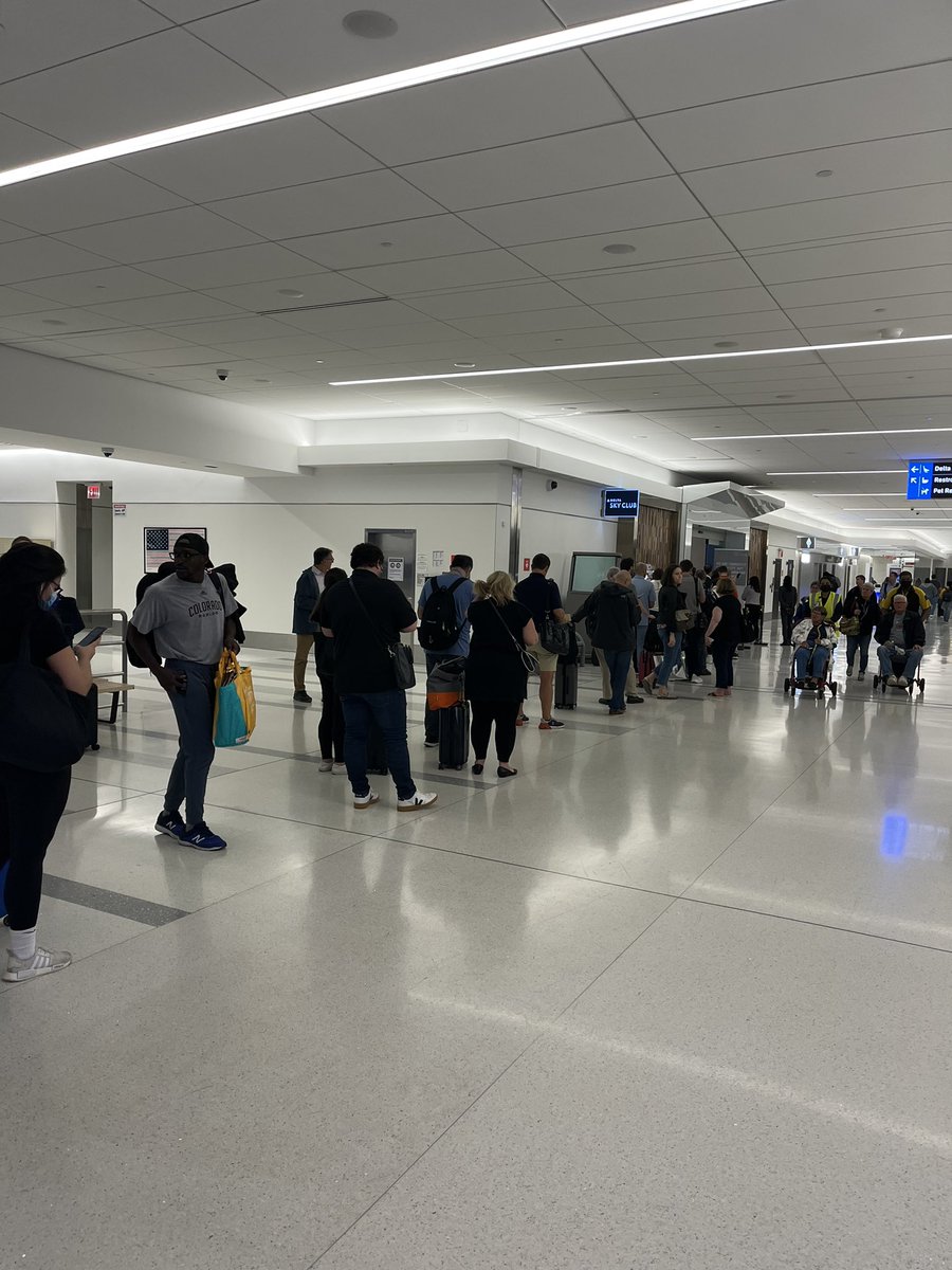 cmonletstravel's tweet photo. @Delta what is the deal with the club at LGA? Line is loooong. https://t.co/PsbNizEl0t