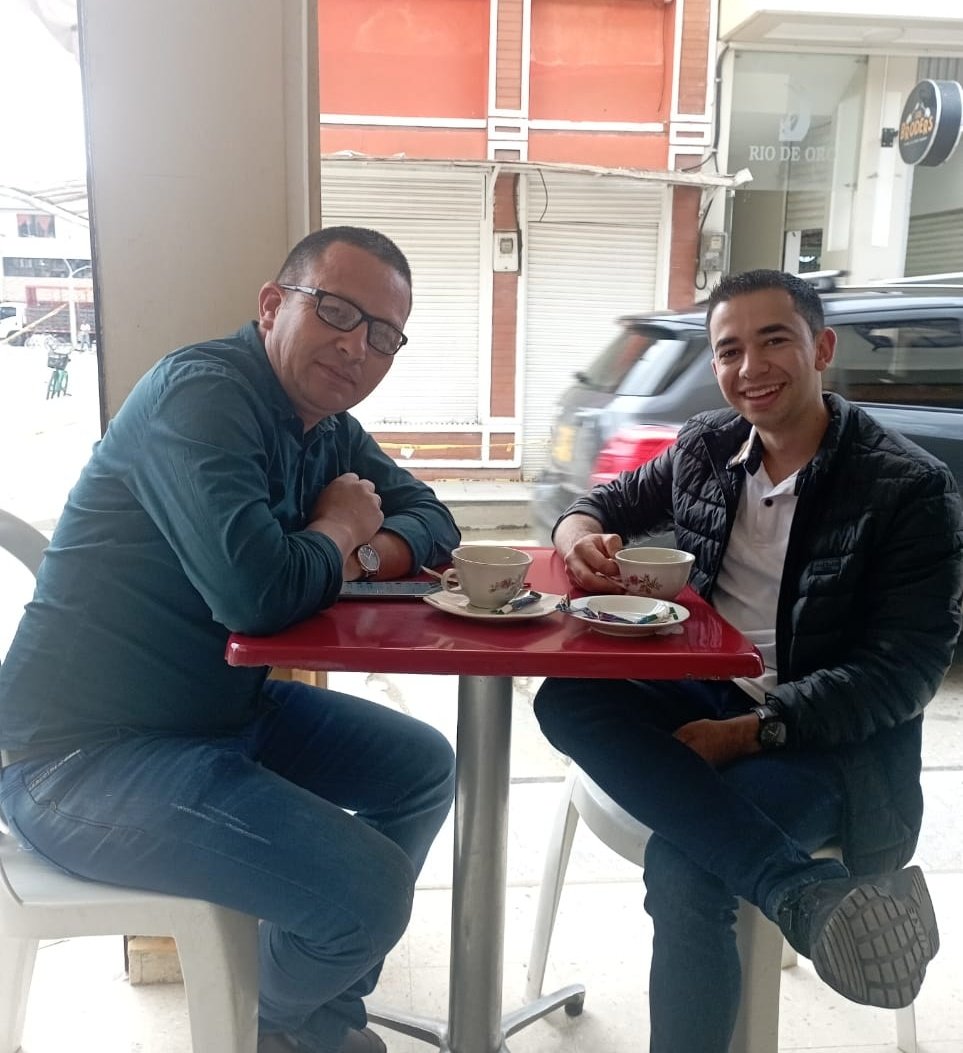 Daniel_VergaraT's tweet photo. Ayer estuve en la tierra de la cordialidad, hablando de la necesidad de comunicar los municipios del norte con mejores vías con el concejal Julio César Zea  un hombre emprendedor y amable, una gran representación de la gente de Gómez Plata - .Ant
El Norte Nos Une 🤍💚🧡 https://t.co/PSAkrtDDz4