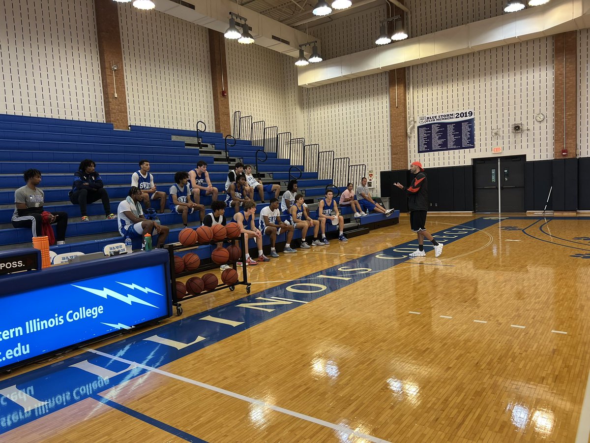 SWICMBB's tweet photo. Great having #BlueStormAlumni Mike Malat come in and speak with the guys! After Mike’s tenure at SWIC (2008-09), he went on to play at Missouri S&T and then professionally overseas! He’s now a coach for the Lakeside Lightning team in Australia! #GoBlueStorm 🔵⛈️🏀 https://t.co/gt5KLqOcHa