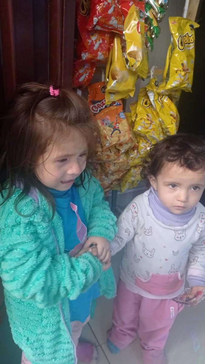 erwinvalenzuela's tweet photo. #Ayuda #RT Dos niñas se extraviaron en Las Begonias, San Martín de Porres, hoy 5 p. m. Caminaban solas, llorando. Vecinos no las reconocen y piden ayuda para ubicar a padres. Pequeñas no hablan por susto. Serán llevadas a cía Sol de Oro. @larepublica_pe @MimpPeru @PoliciaPeru https://t.co/fW1vS7kmMH