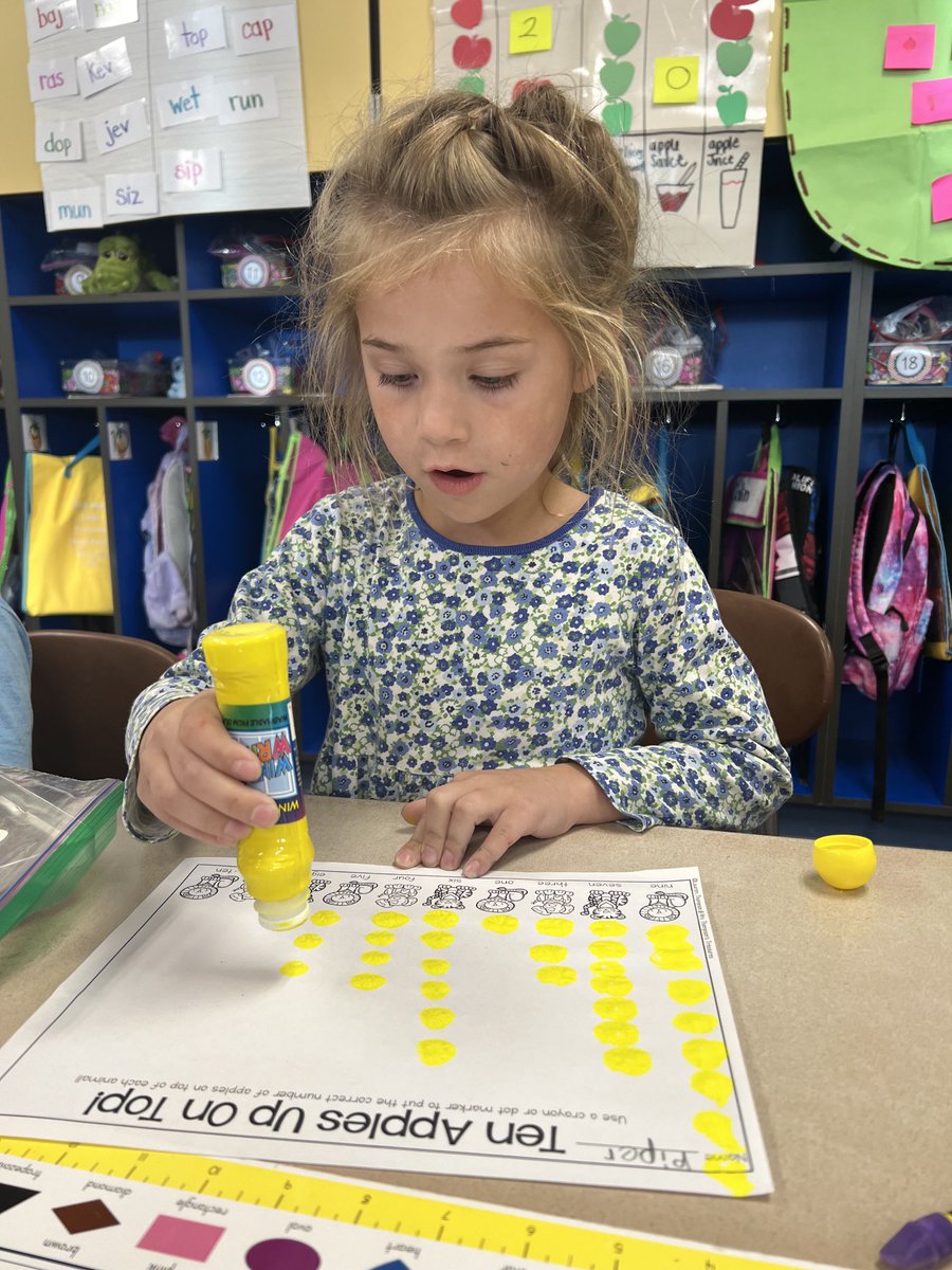 MrsMartinSmiles's tweet photo. Practicing number words has never been so much fun! Bingo daubers for the win! #10ApplesOnTop #FirstGradeMathematicians #MakeLearningFun 🍎🍎🍎 https://t.co/tyu1QRK6NK