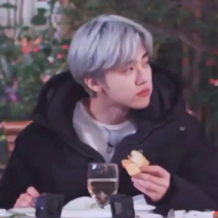pinkkinjm's tweet photo. when jaemin stuffs his face https://t.co/nAbuBT5JPV