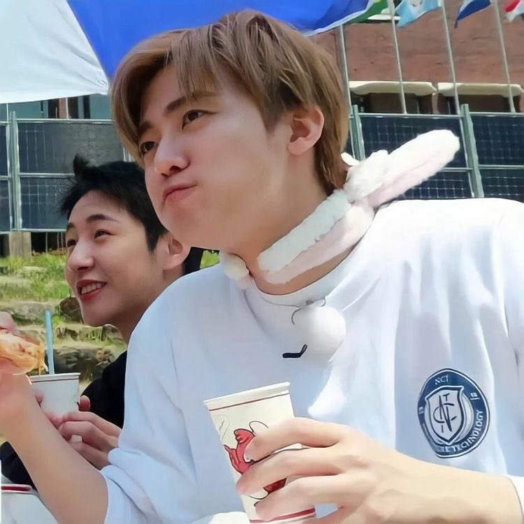 pinkkinjm's tweet photo. when jaemin stuffs his face https://t.co/nAbuBT5JPV