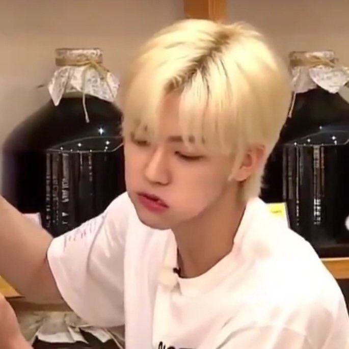 pinkkinjm's tweet photo. when jaemin stuffs his face https://t.co/nAbuBT5JPV