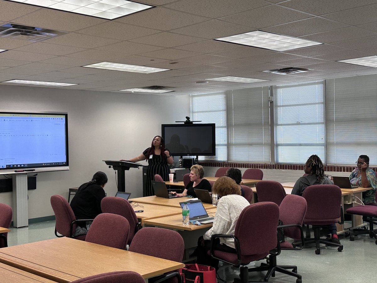 CPPSTeacherTech's tweet photo. @EliseBarton19 worked some .@Canvas_by_Inst magic this afternoon! Thank you to these .@CaddoSchools teachers for spending some time with us at the TTC! #WeAreCaddo https://t.co/paPcE8OrGj