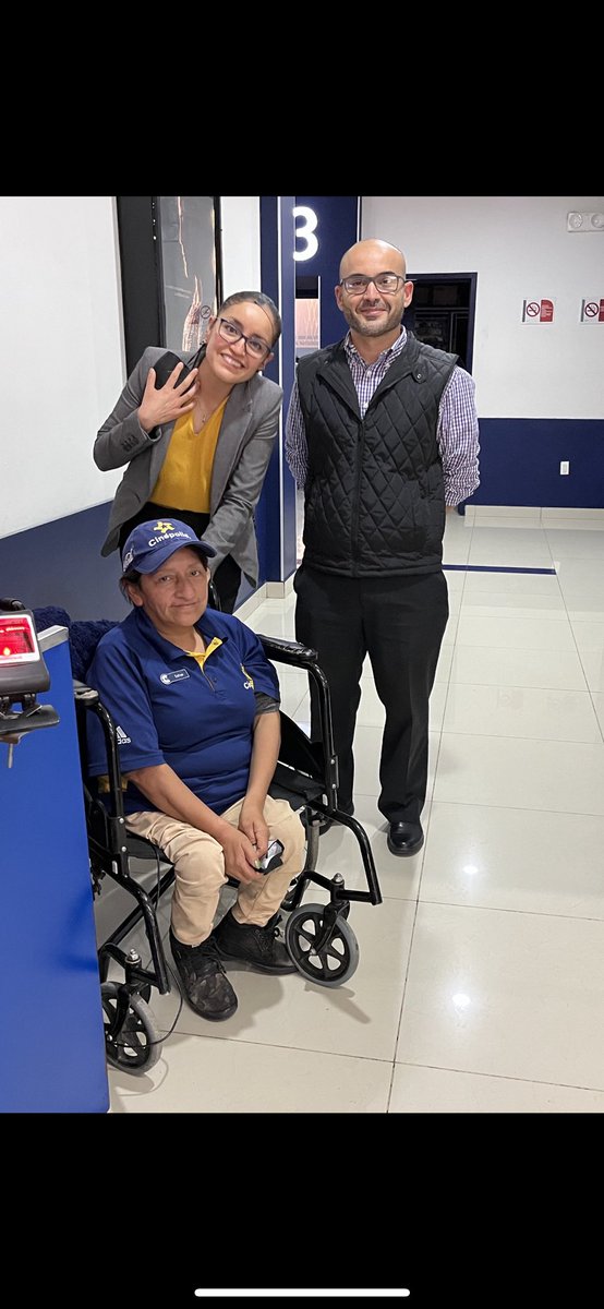 avacu's tweet photo. Hoy en recorrido por Toluca, pregunté: Cómo se siente Sra Esther de trabajar con nosotros en @Cinepolis Zinacantepec? Me siento feliz! Y nosotros felices también de tenerla en nuestro equipo! Saludos a todos los Cinepolitos en el Estado de México 🇲🇽 https://t.co/9OH3q81rV1
