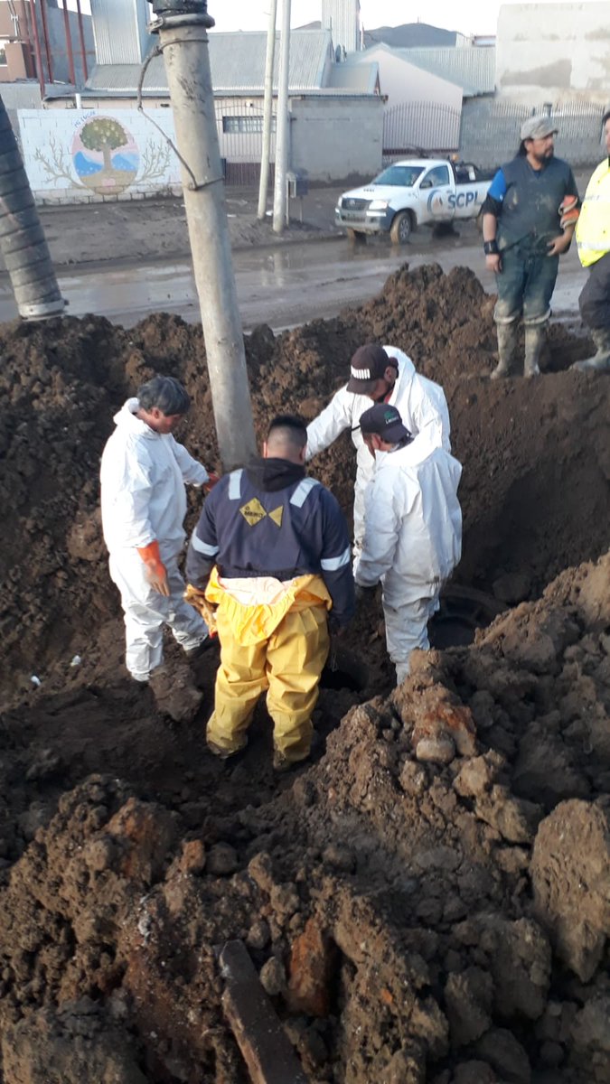 comodoroMCR's tweet photo. Equipos de la Dirección de Mantenimiento Vial, de la Subsecretaría de Servicios a la Comunidad, trabajan intensamente en el barrio Abel Amaya para desobstruir conducto pluvial anegado por el barro.
 
Las tareas continuarán hasta restablecer la normalidad en el sector afectado. https://t.co/JB73rssU88