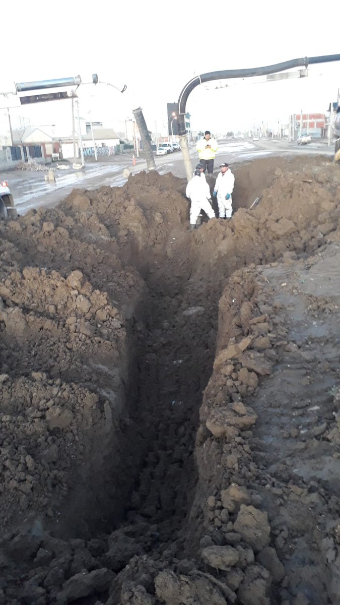 comodoroMCR's tweet photo. Equipos de la Dirección de Mantenimiento Vial, de la Subsecretaría de Servicios a la Comunidad, trabajan intensamente en el barrio Abel Amaya para desobstruir conducto pluvial anegado por el barro.
 
Las tareas continuarán hasta restablecer la normalidad en el sector afectado. https://t.co/JB73rssU88