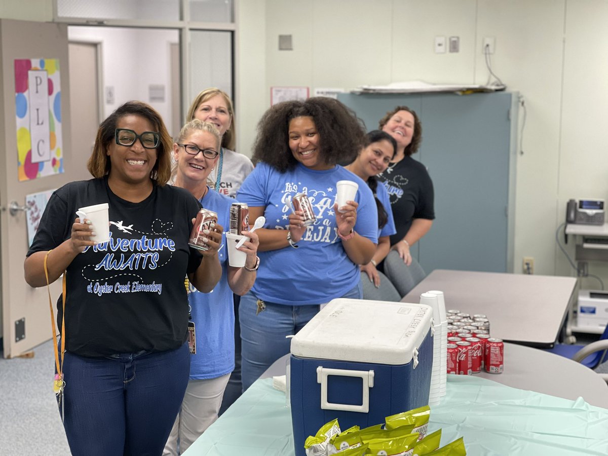 OCE_BlueJays's tweet photo. OCE staff made time to “Pop In and Float Out” with some delicious popcorn and ice cream floats between parent conferences this afternoon! #OCEProud @idaford09 https://t.co/VnYpGRwTf2
