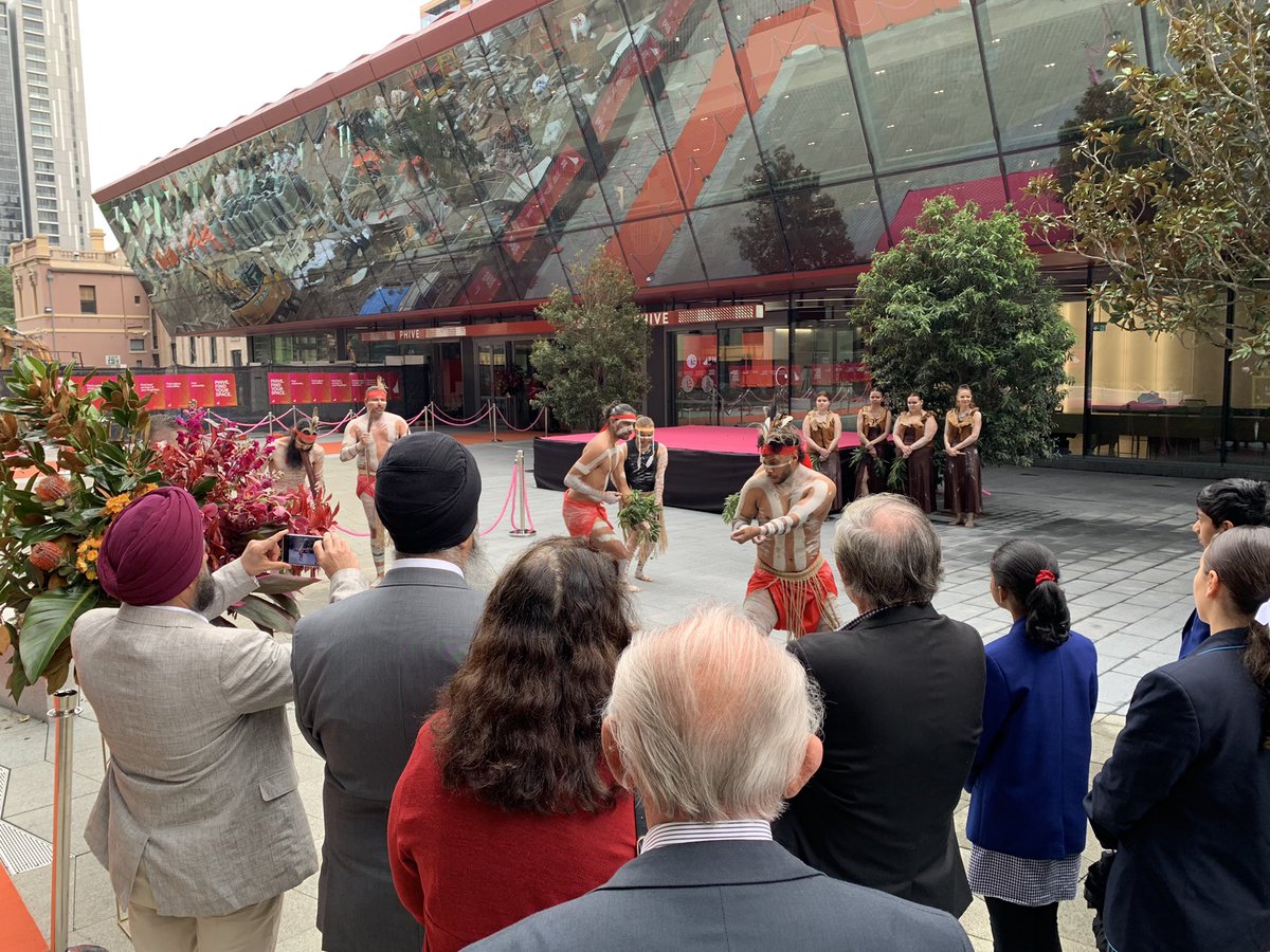 UNE Sydney tweet media