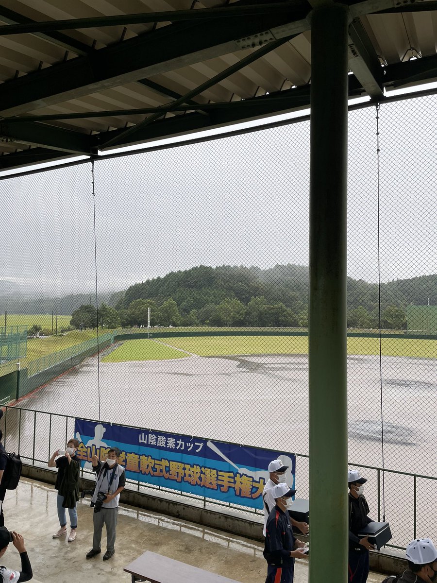 ts_merry's tweet photo. 土砂降りの為全ての試合は午後からになりました
急遽2会場に変更です

#山陰酸素カップ
#あらえっさスタジアム https://t.co/O5mEZaXDZX