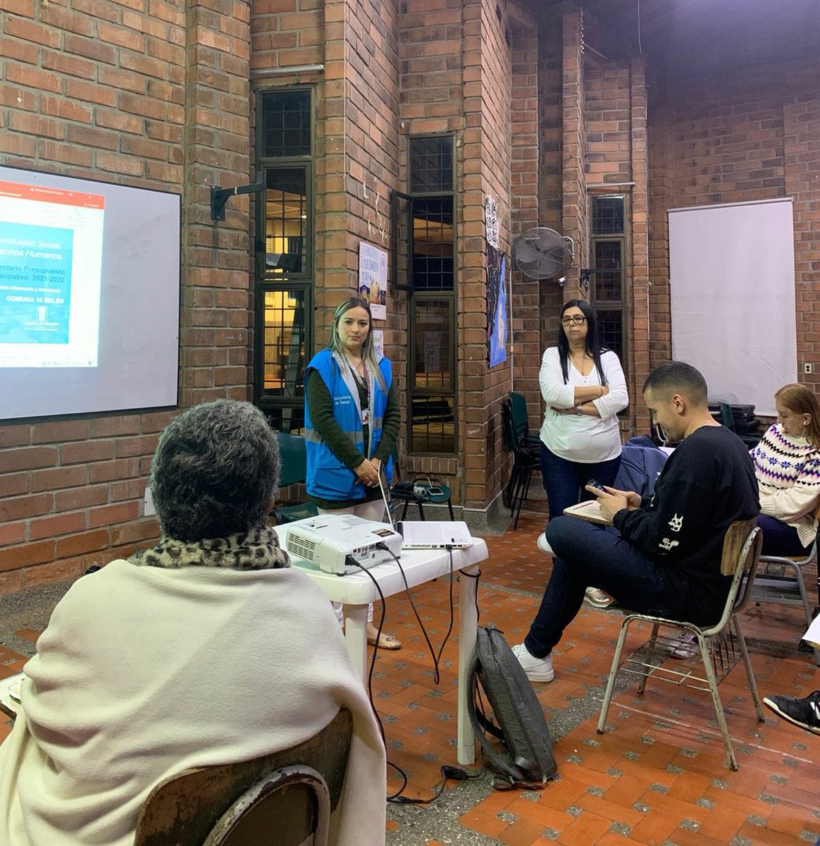ConsejoC16's tweet photo. En el Consejo Comunal seguimos trabajando juiciosamente por el bienestar de la comuna, con proyectos de salud e inclusión hacemos un territorio con calidad de vida para sus habitantes🏘 https://t.co/rlpqTFL3YV