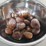 こうすると鬼皮と渋皮が手でつるんと剥ける？!覚えておきたい栗の下処理の仕方!