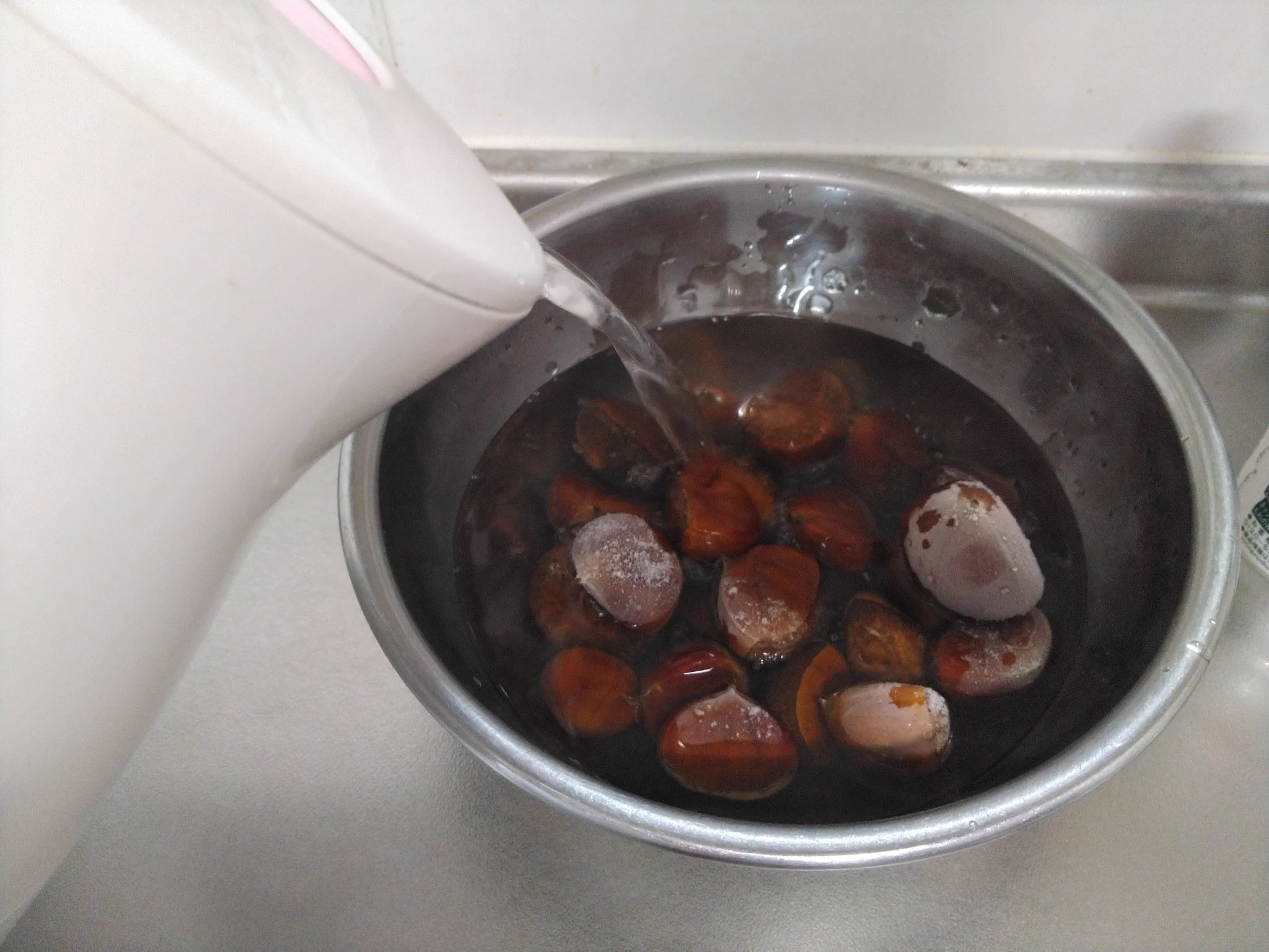 こうすると鬼皮と渋皮が手でつるんと剥ける？！覚えておきたい栗の下処理の仕方！