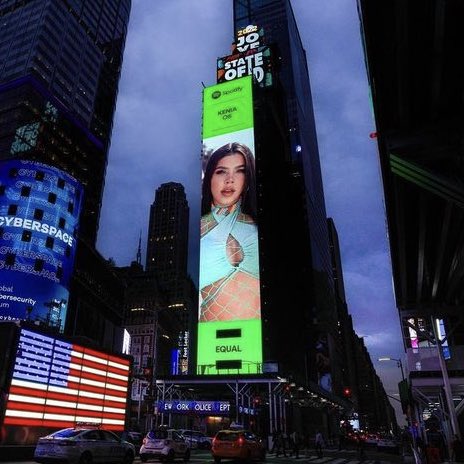 KeninisMx's tweet photo. Kenia OS aparece en el Times Square en New York por ser portada de la playlist “Equal México” en Spotify. https://t.co/tyU79hJoph