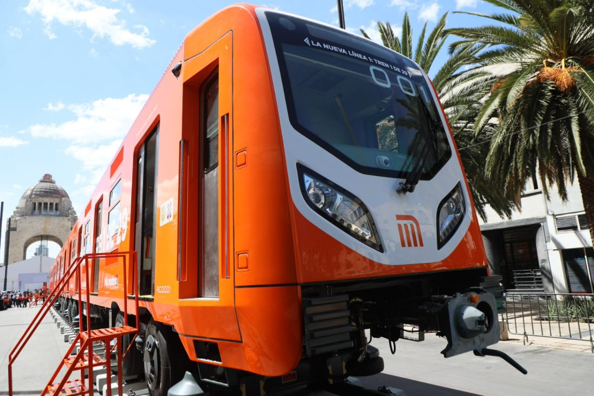 Les presento el primero de los 29 trenes que darán servicio en #LaNuevaLínea1. Es más cómodo, más seguro y más amplio. Se está exhibiendo en el Monumento a la Revolución hasta el domingo. ¡Visítenlo!