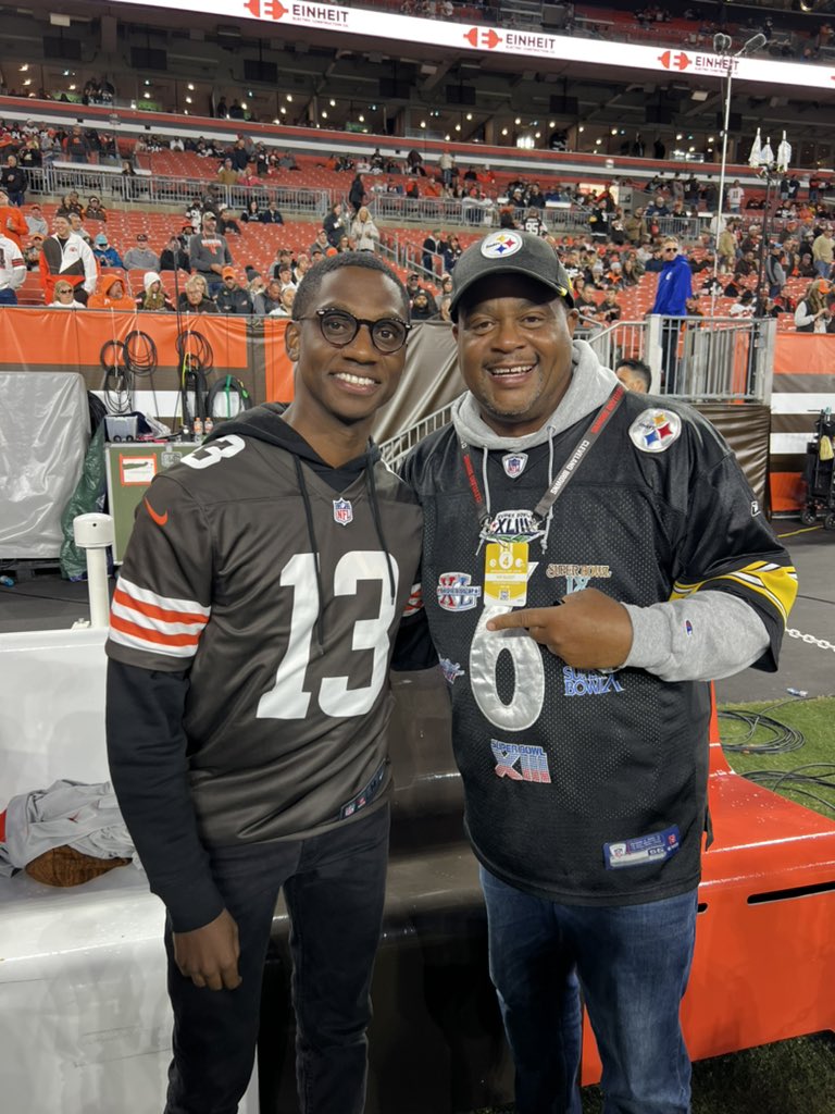 JustinMBibb's tweet photo. Mayor @gainey_ed came all the way to Cleveland to see his @steelers lose. Let’s go @Browns!!! 🏈🏈🏈 https://t.co/JlUW9Mfv08