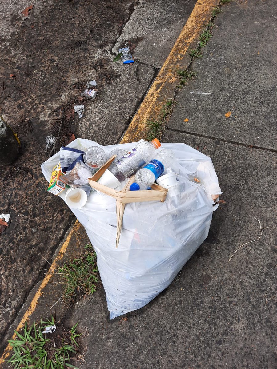 sheylasantosd's tweet photo. Basura por la entrada del MINSA y el ION #HastaCuando @tvnnoticias @ioncologico @MINSAPma https://t.co/fz7uhJ8ltt