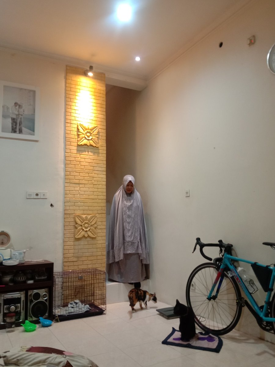 Biba dan Blacky yg senantiasa mengekor😀, pas mau berangkat ke mesjid tadi subuh.