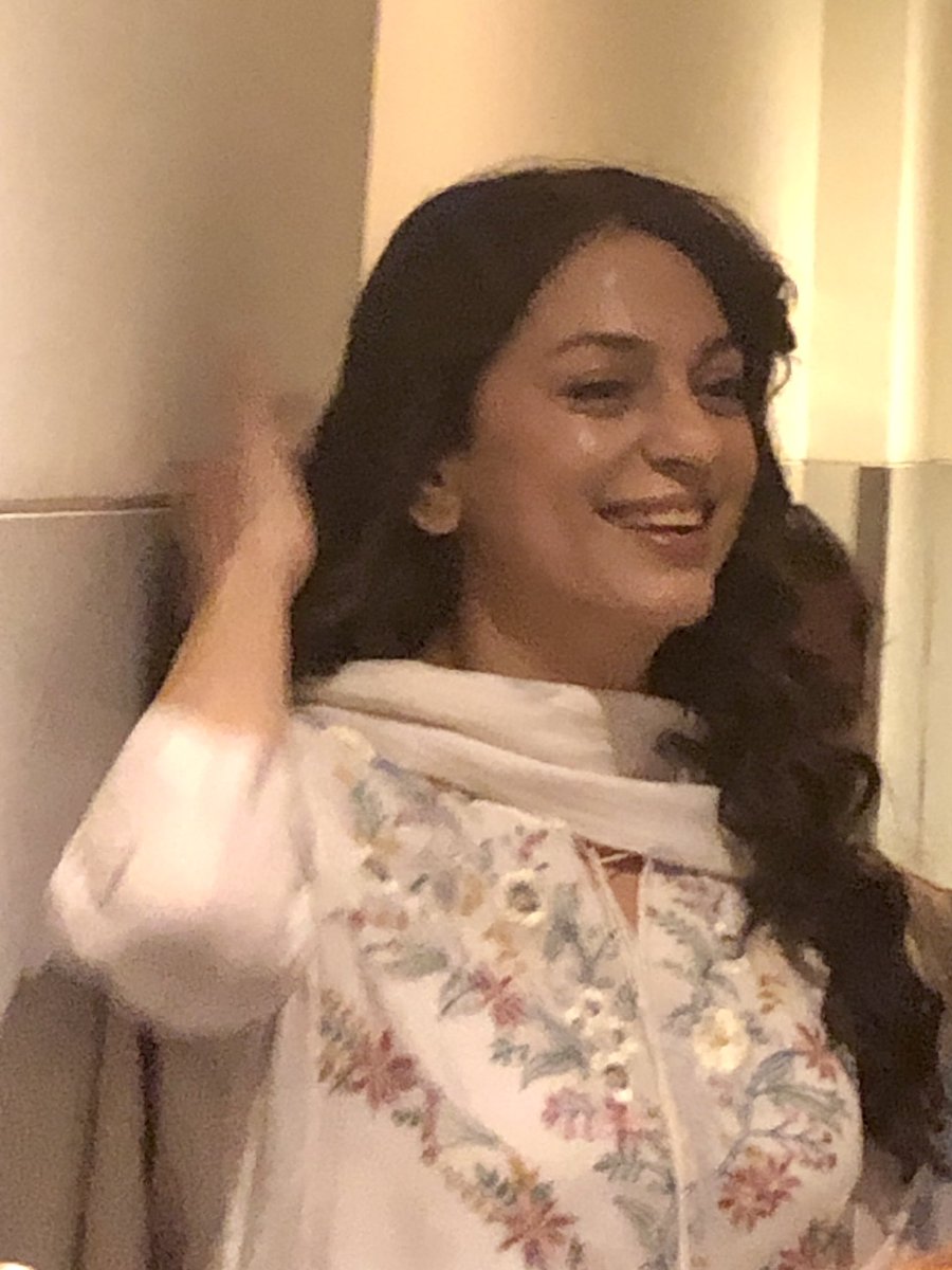 nitesh__shahani's tweet image. Met the very beautiful &amp;amp; charming @iam_juhi today!😇She’s as chirpy and cute as she’s onscreen in actual life too! Just can’t thank @FilmCompanion enough for their wonderful #FrontRow event ❤️#JuhiChawla #HushHush