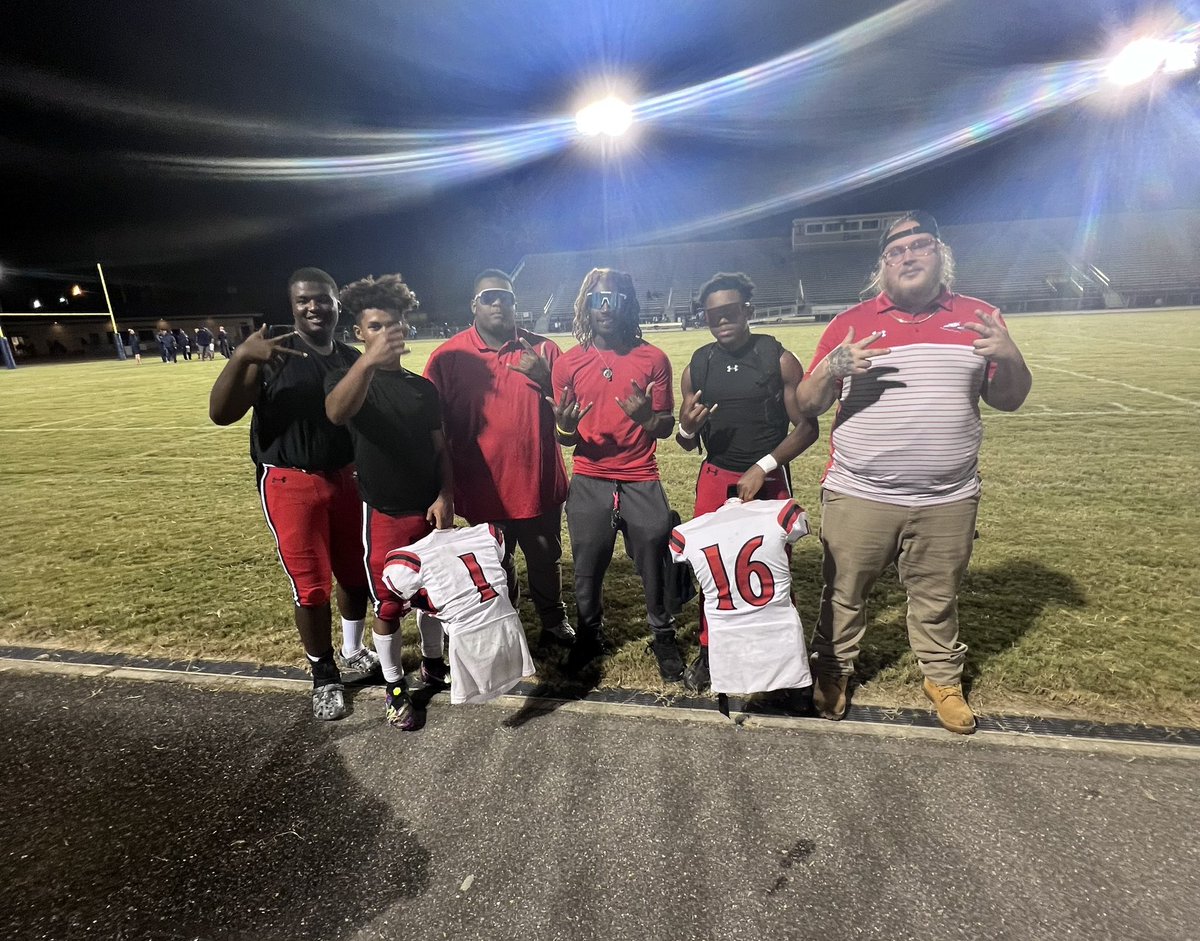 CoachShaad4's tweet photo. I love doing this and being there for the kids no cap 💯 https://t.co/B998CqZlnz
