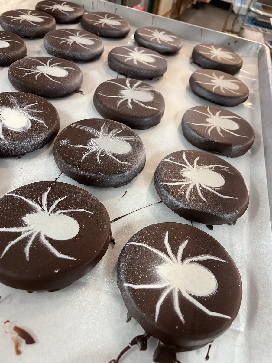 sweetmonas's tweet image. Time for some delicious sugar cookies, dipped in chocolate with a cocoa butter spider on top just for the fun of it! 

#sweetmonaschocolates #whidbeyisland #sweetmonas #chocolate #sweetmonaschocolate #whidbey #WhidbeyLife #wesweetentheworld #langleywa