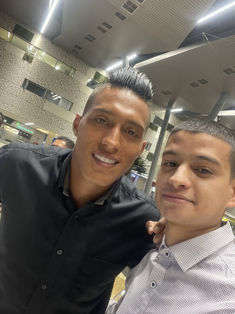 juanpaerazo98's tweet photo. Hacen presencia en el evento integrantes de la JD, cuerpo técnico, jugadores, staff, medios de comunicación y representantes de la hinchada(barras organizadas, invitados etc) . @nacionaloficial #Famigo 🍿🍿🎦📽️

Primer capítulo de plataforma Premium: “La 17, cada vez más campeón” https://t.co/ElpLOWNnGI
