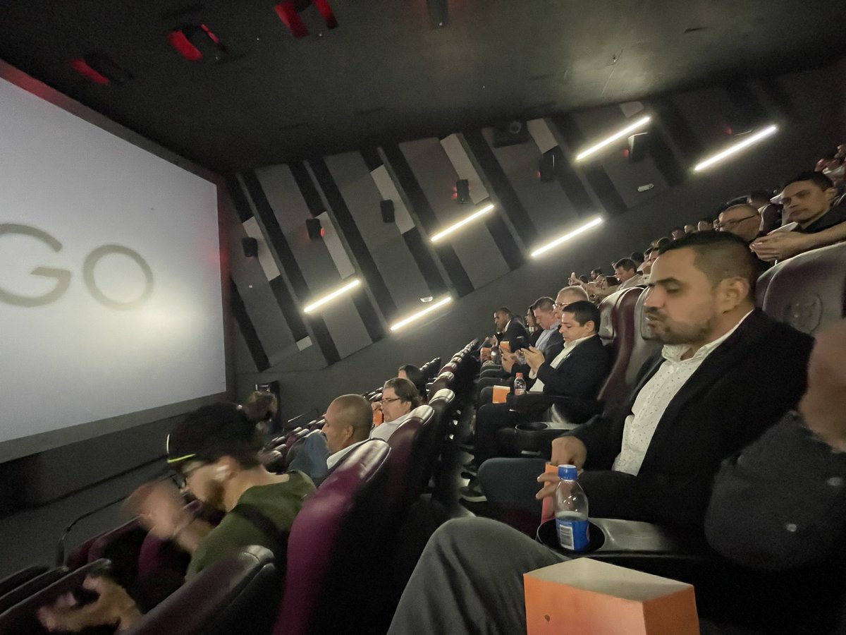 juanpaerazo98's tweet photo. Hacen presencia en el evento integrantes de la JD, cuerpo técnico, jugadores, staff, medios de comunicación y representantes de la hinchada(barras organizadas, invitados etc) . @nacionaloficial #Famigo 🍿🍿🎦📽️

Primer capítulo de plataforma Premium: “La 17, cada vez más campeón” https://t.co/ElpLOWNnGI