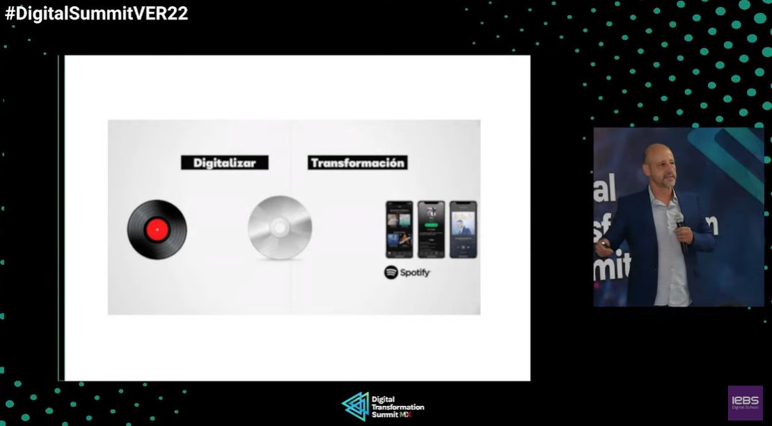 iebschool's tweet photo. 💥Seguimos en #DigitalSummitVER22
@oscarfuente: 'Muchas empresas creen que están en la cresta de la ola porque se han digitalizado, pero lo cierto es que no se han transformado. No es lo mismo un crear un CD, que crear Spotify' https://t.co/CPD88qHREc
