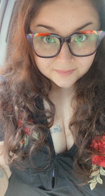 MsCageYourMan - FUCK I’m hot. 🤤 I deserve a silent send. Findom footdom femdom https://t.co/rGzNve2OJ0