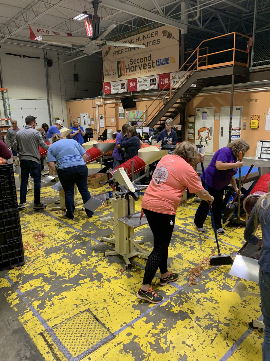 Britney_Jensen1's tweet photo. On this #ThankfulThursday I am thankful for my ACO friends. 30 people + 3 hours = food prepared for 1,440 people, plus produce for an additional 1,500 people in our community. #IWork4AmFam #CommunityGivingMonth #Community #2ndHarvestFoodBank #ACO #AmFam #TeamWorkMakestheDreamWork https://t.co/qd4gi1o7jQ