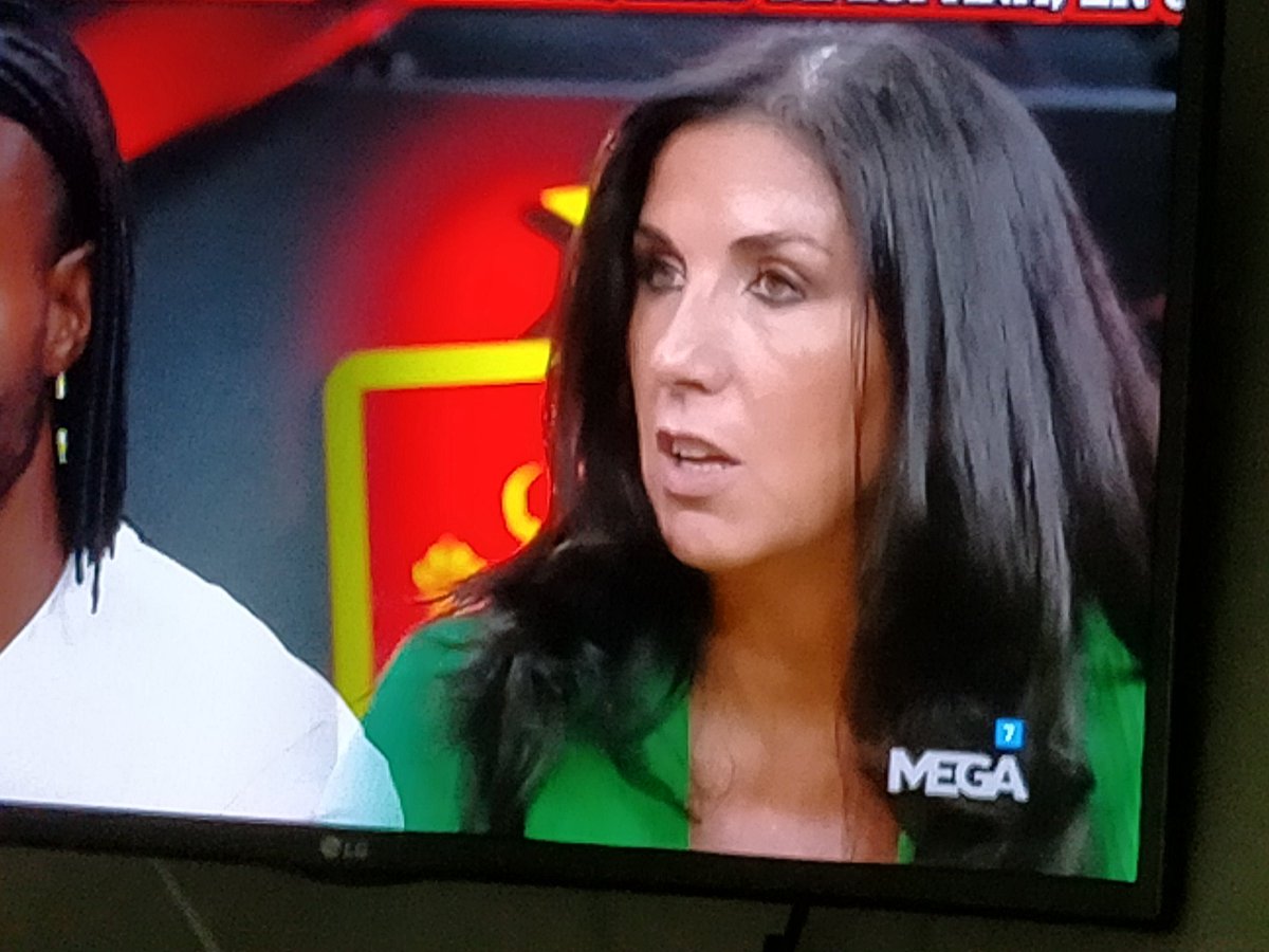 Volcanitaterror's tweet photo. @elchiringuitotv A ÉSTA SEÑORA CRISTINA QUE LA ANUNCIABAN COMO EL GRAN FICHAJE, LA VERDAD NO TIENE NADA DE CARISMA PARA ATRAER AL PÚBLICO Y A MUCHOS PARA NADA NOS AGRADA VERLA AHÍ SENTADA Y LAS OTRAS MUJERES COMPAÑERAS QUE PARTICIPAN EN EL PROGRAMA SON GENIALES👍👏👏👏👏👏 https://t.co/RaOTeWeuzM