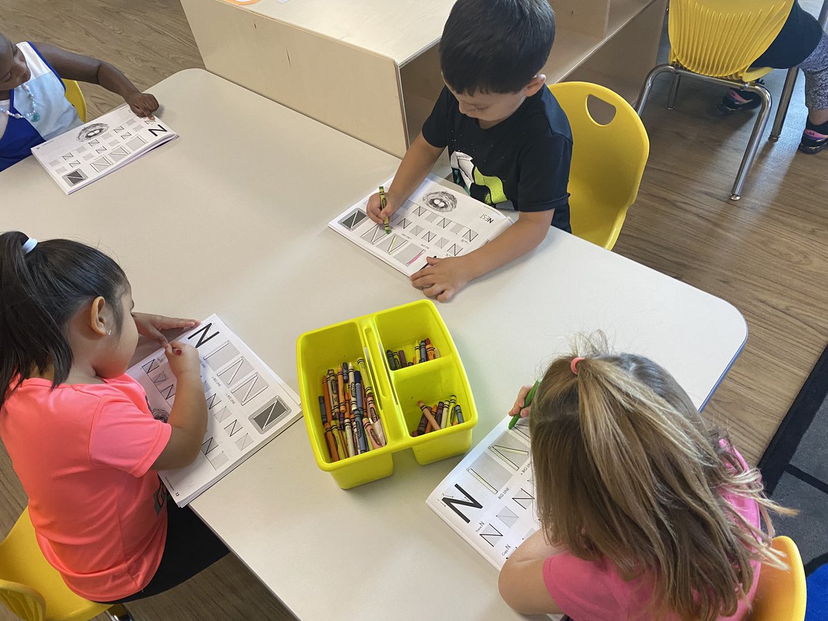 amandajsmith82's tweet photo. #MrsSmithsClass and the letter N for handwriting practice today! #LearningwithoutTears @RoarkEarly @Promethean https://t.co/XkY9AvguKl