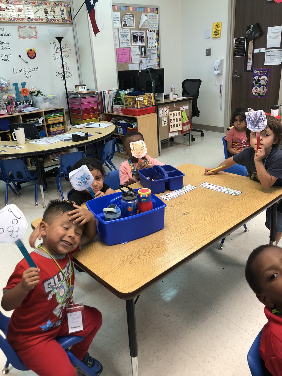 KatieHerman26's tweet photo. We are learning about pets this week. We made a cat or dog puppet! The kiddos had so much fun coloring and deciding which pet to be! 🐱🐶 @Shugart_Sheriff #GISDPreK @ChasityDBass @PNFlores1 @ChavezGISD @tammy2fine https://t.co/vnUETO3RE0