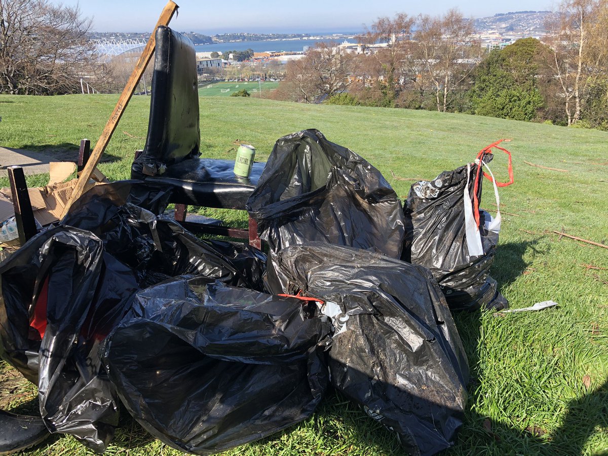 ChrisMorrisNZ's tweet photo. Six people. One hour. Bracken Lookout. 😳 #CleanUpWeek #KeepDunedinBeautiful https://t.co/4aNUXu5JvB