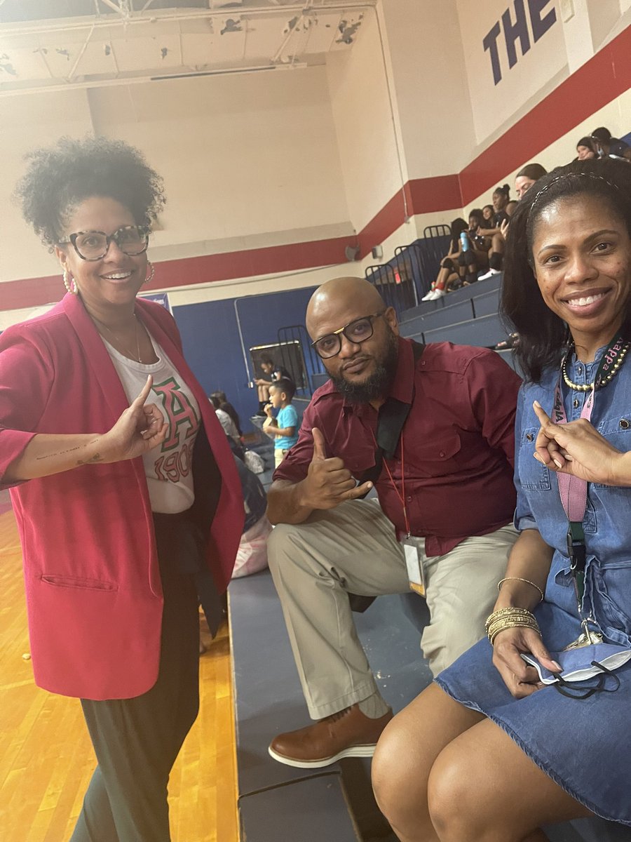 ProfessorTmart's tweet photo. Supporting the girls volleyball team! @olleathletics @CharisAxel @Williamson_T1 @OlleMightyOwls https://t.co/z9uJY5UZOo
