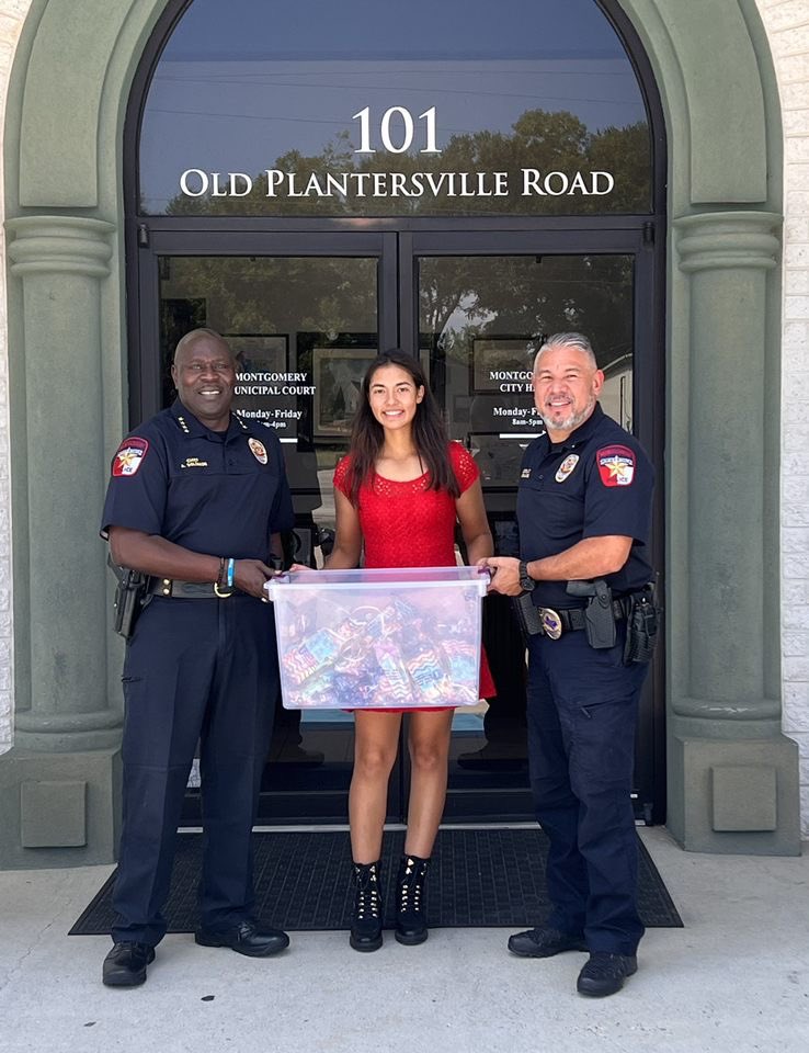 Mrs_Hedges's tweet photo. Today MHS Interact VP Grace Tilley delivered the goody bags made by our club this week. Thank you to our local officers for all you do!@MrHollander_MHS @mhs_bears https://t.co/adhwiaua59
