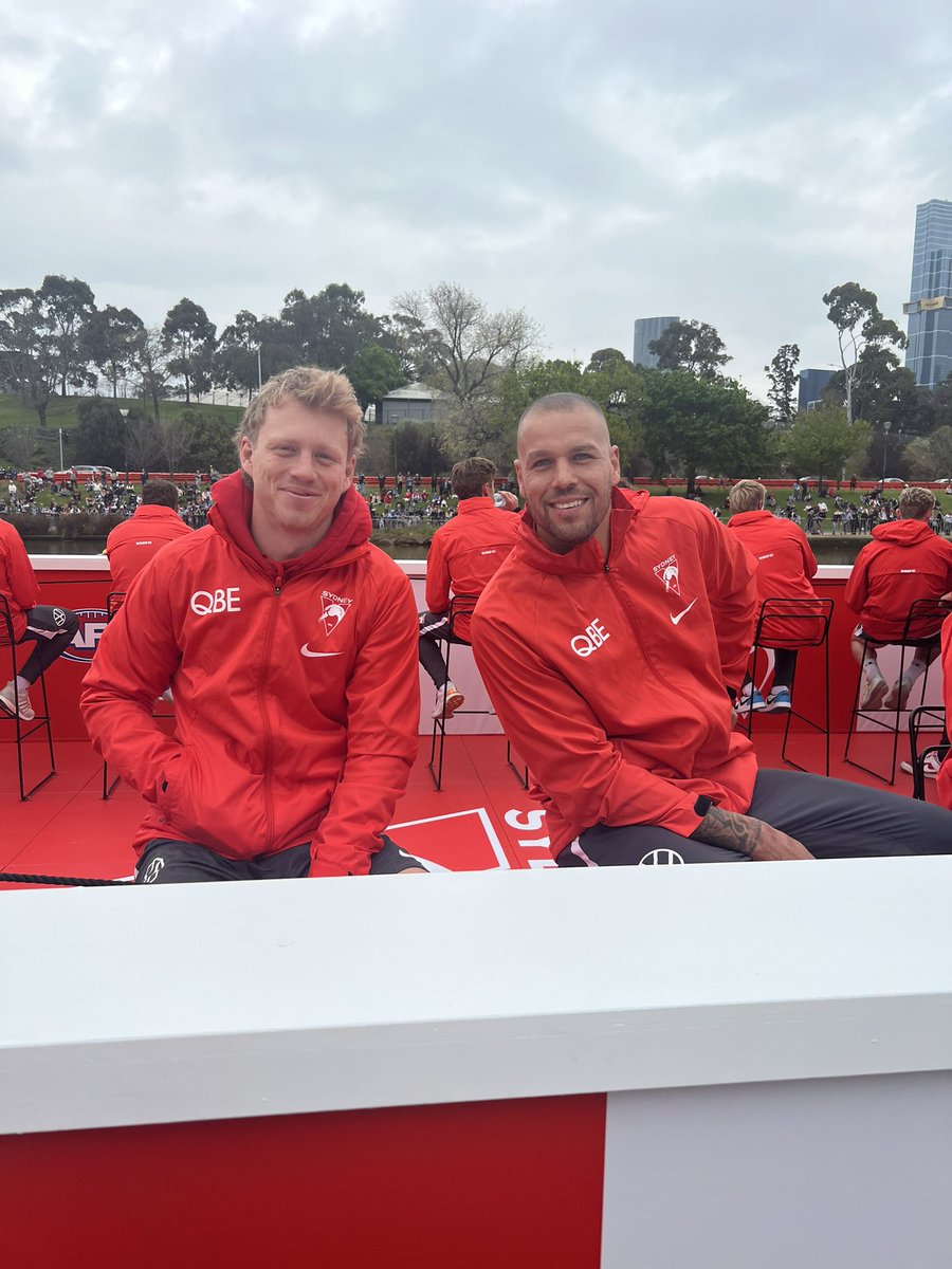 sydneyswans's tweet photo. Swans love water 🦢
#Bloods https://t.co/6xwLOkTzBe