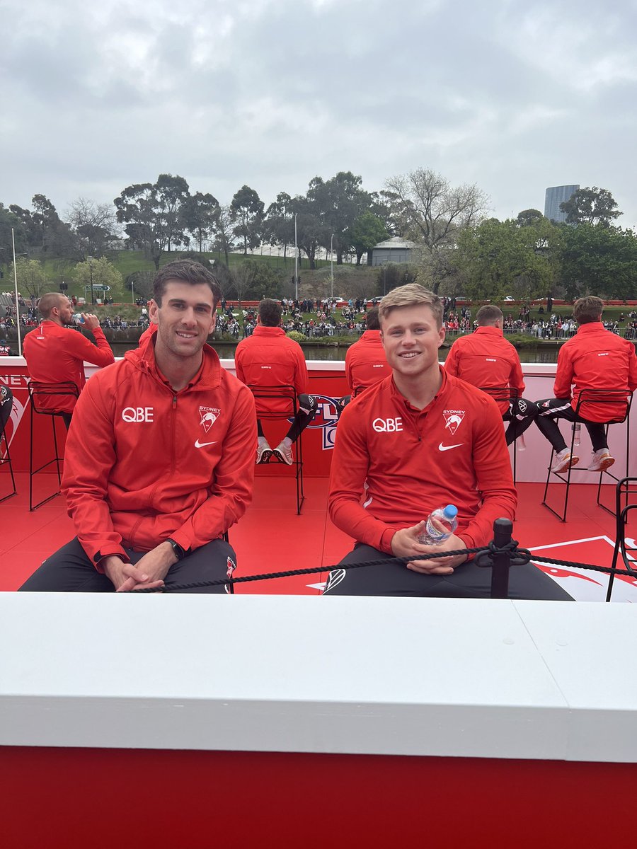 sydneyswans's tweet photo. Swans love water 🦢
#Bloods https://t.co/6xwLOkTzBe