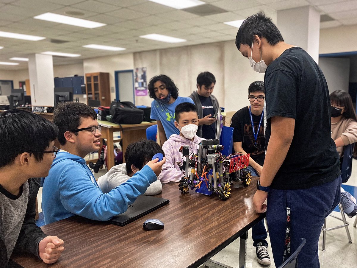 dulles_robotics's tweet image. 🤖 It’s been another week of successful meetings! Our officers
and leads focused on
teaching new members
about assemblies and
subassemblies. We also went
over old CAD models and
analyzed them in order to
understand basic modeling concepts. 🤖
