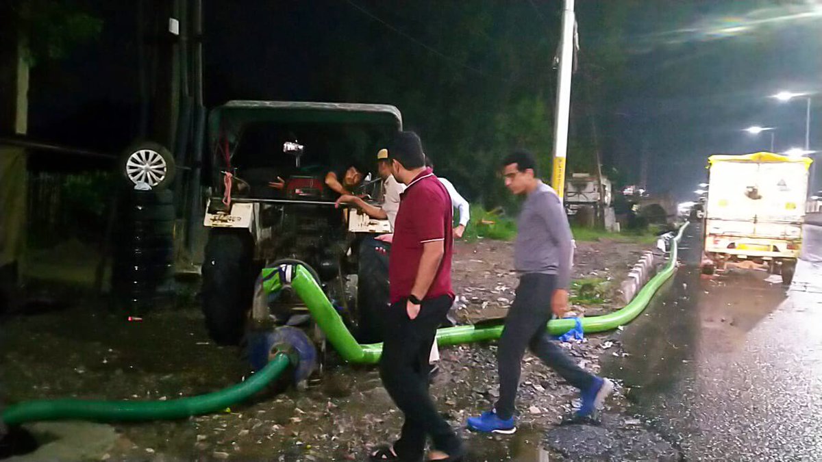 DistrictAdm_FBD's tweet photo. #Information | After the heavy rain in the city yesterday, the district administration is on full alert mode. Deputy Commissioner Vikram himself took stock of the entire situation in the city along with SDM Faridabad, Paramjit Chahal and other officials at 11:30 last night. https://t.co/1af0fNPAZH